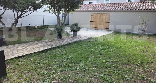 Charmante Maison de Ville Entièrement Rénovée avec Jardin Paysagé et Piscine Chauffée
