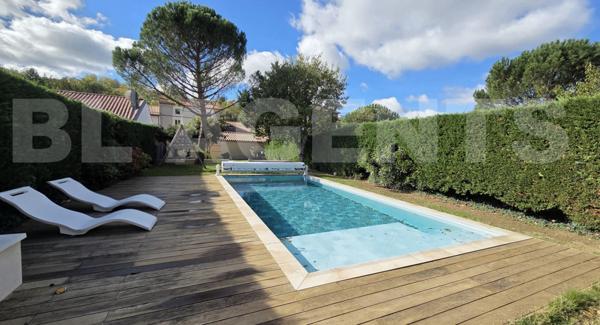 Charmante Maison de Ville Entièrement Rénovée avec Jardin Paysagé et Piscine Chauffée