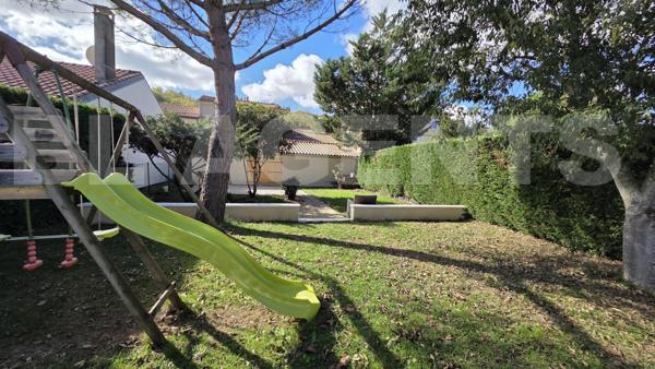 Charmante Maison de Ville Entièrement Rénovée avec Jardin Paysagé et Piscine Chauffée