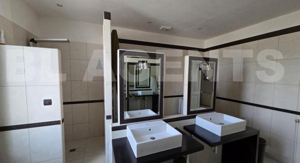 Charmante Maison de Ville Entièrement Rénovée avec Jardin Paysagé et Piscine Chauffée