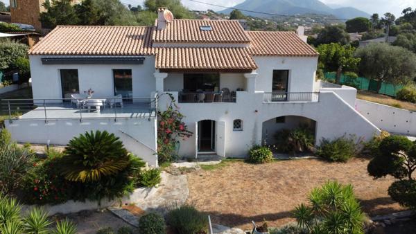 Belle maison avec piscine sur beau terrain arboré