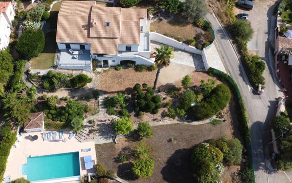 Belle maison avec piscine sur beau terrain arboré