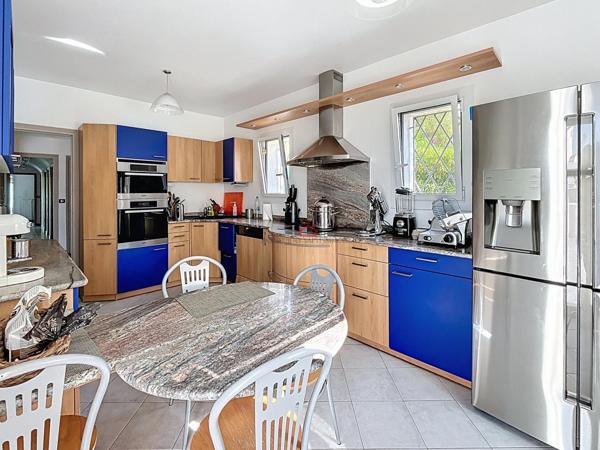 Belle maison avec piscine sur beau terrain arboré