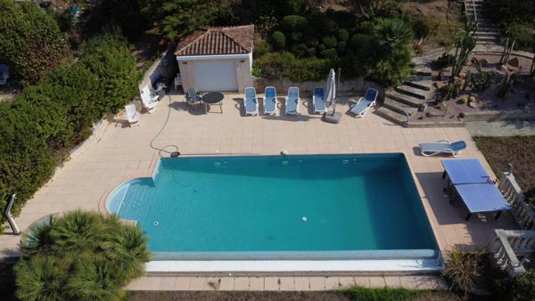 Belle maison avec piscine sur beau terrain arboré