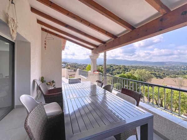 Belle maison avec piscine sur beau terrain arboré