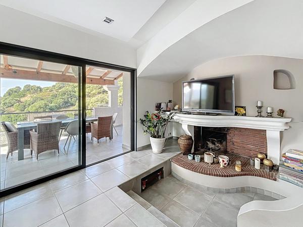 Belle maison avec piscine sur beau terrain arboré