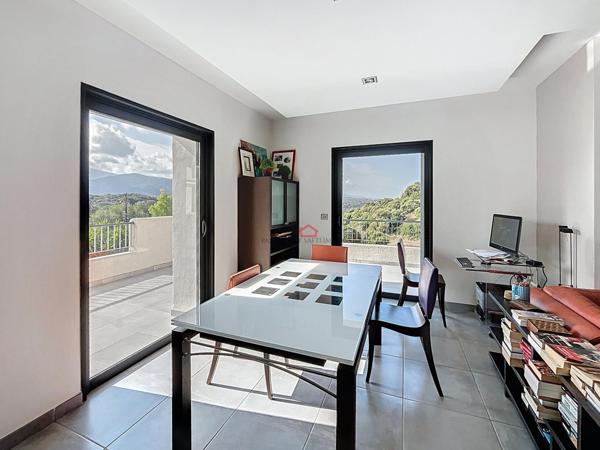 Belle maison avec piscine sur beau terrain arboré