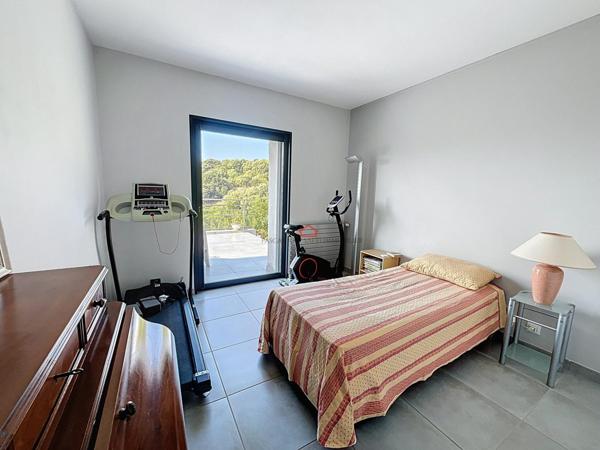 Belle maison avec piscine sur beau terrain arboré