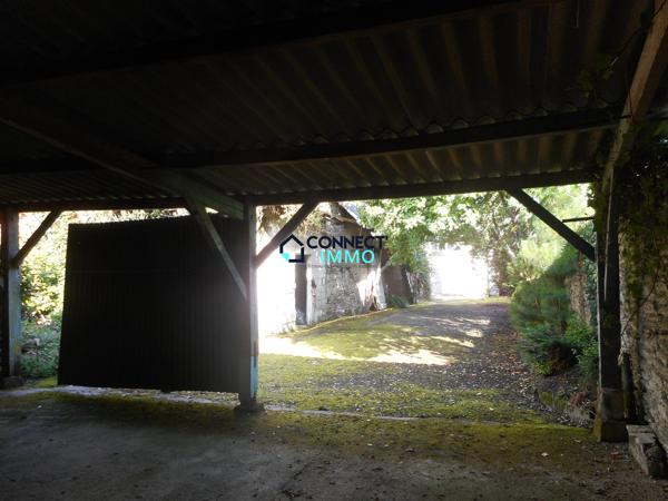 Bien immobilier à rénover avec une grande cour