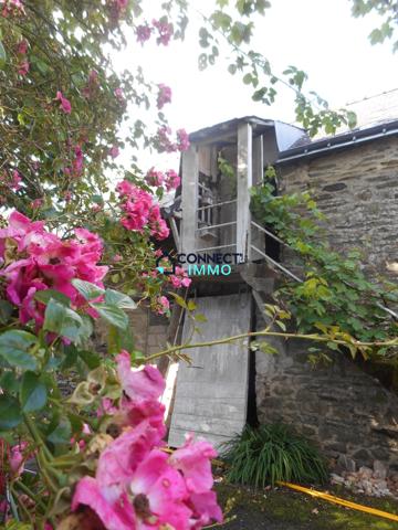 Bien immobilier à rénover avec une grande cour