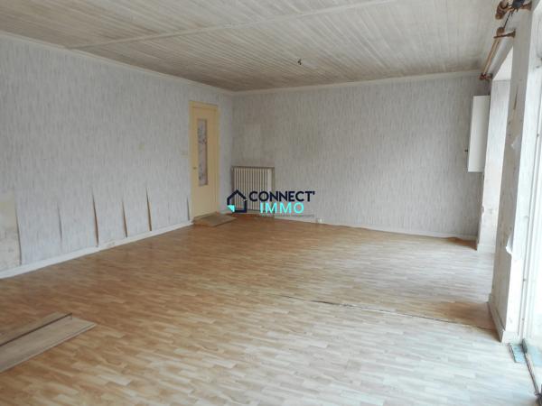 Bien immobilier à rénover avec une grande cour