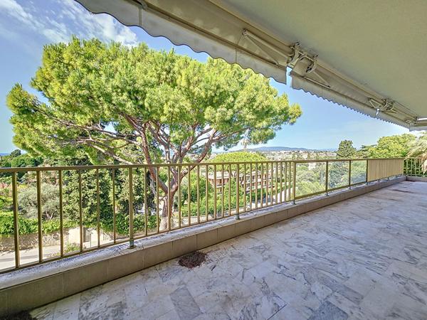 Appartement Cannes 4 pièces 123.30 m² dernier étage terrasse vue verdure et mer