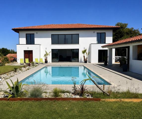 Magnfiique Villa contemporaine de 272 m² avec piscine chauffée et deux logements indépendants.