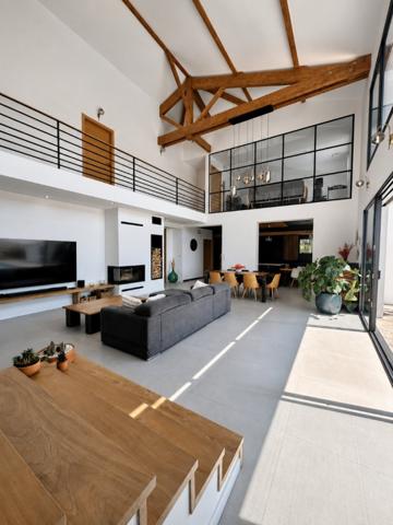 Magnfiique Villa contemporaine de 272 m² avec piscine chauffée et deux logements indépendants.
