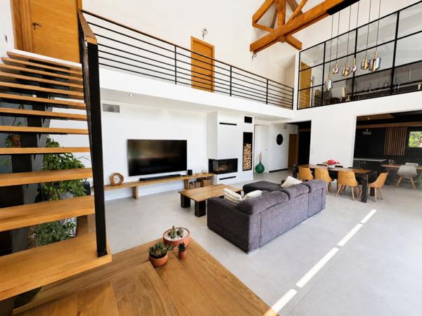 Magnfiique Villa contemporaine de 272 m² avec piscine chauffée et deux logements indépendants.