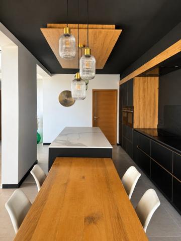 Magnfiique Villa contemporaine de 272 m² avec piscine chauffée et deux logements indépendants.