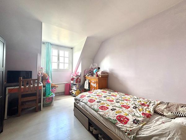 Appartement Pontoise 5 pièce(s) 104 m2 - Centre ville gare 273 000 € **  - Référence  11238