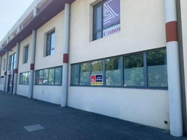 Bureaux à vendre à Avignon en rez-de-chaussée avec parkings et accès tram