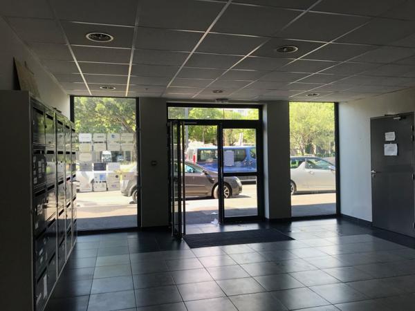 Bureaux à vendre à Avignon en rez-de-chaussée avec parkings et accès tram