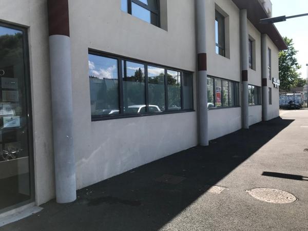 Bureaux à vendre à Avignon en rez-de-chaussée avec parkings et accès tram