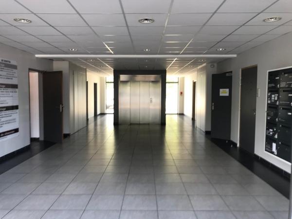 Bureaux à vendre à Avignon en rez-de-chaussée avec parkings et accès tram