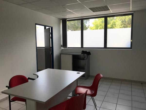 Bureaux à vendre à Avignon en rez-de-chaussée avec parkings et accès tram