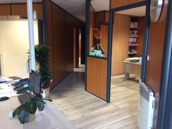 BUREAU A LOUER de 135 m2 environ, en rez-de-chaussée avec accès PMR disponible immédiatement à Soissons.