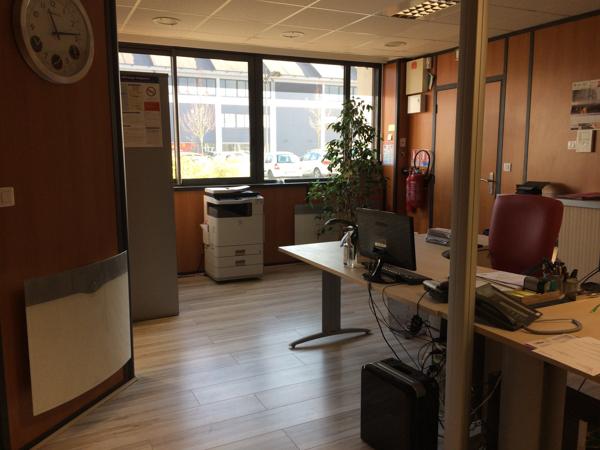 BUREAU A LOUER de 135 m2 environ, en rez-de-chaussée avec accès PMR disponible immédiatement à Soissons.