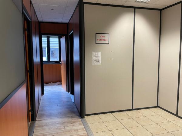 BUREAU A LOUER de 135 m2 environ, en rez-de-chaussée avec accès PMR disponible immédiatement à Soissons.