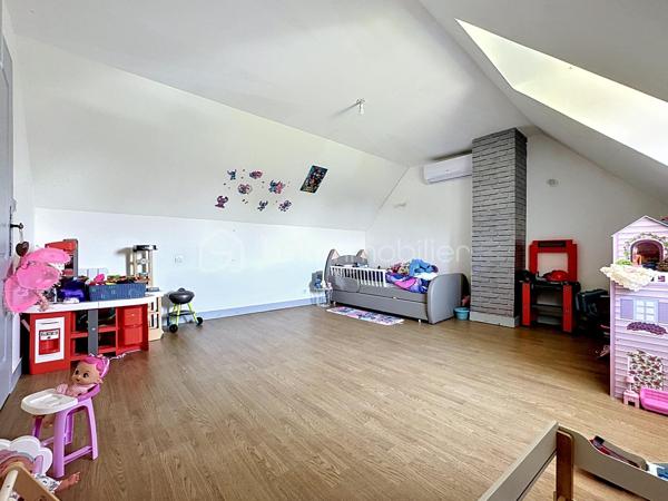 Emmanuel Cauchois BSK immobilier, vous présente cet agréable pavillon familiale de 95m2 de 2008 sur un terrain de 3873m2 possédant une vie de plain-pied.

     - La maison se compose:
 D'une entrée desservant un salon lumineux sur une salle à manger avec sont poêle à bois, une cuisine aménagée et équipée, un couloir donnant sur un WC indépendant, une chambre, une salle d'eau, un accès direct au garage. 

      - A l'étage un grand palier donnant sur deux chambres.

     - Les poins fort:

Comble isolé.
Pompes à chaleur 
Un beau terrain avec vu sur prêt de chevaux.
Arrêt de bus tout prêt.

Toiture en bon état démoussage devis cours.