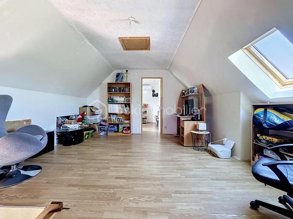 Emmanuel Cauchois BSK immobilier, vous présente cet agréable pavillon familiale de 95m2 de 2008 sur un terrain de 3873m2 possédant une vie de plain-pied.

     - La maison se compose:
 D'une entrée desservant un salon lumineux sur une salle à manger avec sont poêle à bois, une cuisine aménagée et équipée, un couloir donnant sur un WC indépendant, une chambre, une salle d'eau, un accès direct au garage. 

      - A l'étage un grand palier donnant sur deux chambres.

     - Les poins fort:

Comble isolé.
Pompes à chaleur 
Un beau terrain avec vu sur prêt de chevaux.
Arrêt de bus tout prêt.

Toiture en bon état démoussage devis cours.