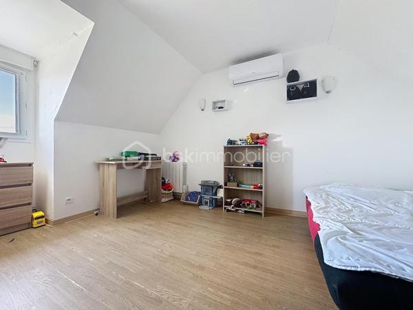 Emmanuel Cauchois BSK immobilier, vous présente cet agréable pavillon familiale de 95m2 de 2008 sur un terrain de 3873m2 possédant une vie de plain-pied.

     - La maison se compose:
 D'une entrée desservant un salon lumineux sur une salle à manger avec sont poêle à bois, une cuisine aménagée et équipée, un couloir donnant sur un WC indépendant, une chambre, une salle d'eau, un accès direct au garage. 

      - A l'étage un grand palier donnant sur deux chambres.

     - Les poins fort:

Comble isolé.
Pompes à chaleur 
Un beau terrain avec vu sur prêt de chevaux.
Arrêt de bus tout prêt.

Toiture en bon état démoussage devis cours.