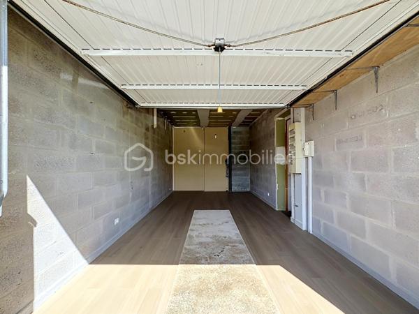 Emmanuel Cauchois BSK immobilier, vous présente cet agréable pavillon familiale de 95m2 de 2008 sur un terrain de 3873m2 possédant une vie de plain-pied.

     - La maison se compose:
 D'une entrée desservant un salon lumineux sur une salle à manger avec sont poêle à bois, une cuisine aménagée et équipée, un couloir donnant sur un WC indépendant, une chambre, une salle d'eau, un accès direct au garage. 

      - A l'étage un grand palier donnant sur deux chambres.

     - Les poins fort:

Comble isolé.
Pompes à chaleur 
Un beau terrain avec vu sur prêt de chevaux.
Arrêt de bus tout prêt.

Toiture en bon état démoussage devis cours.