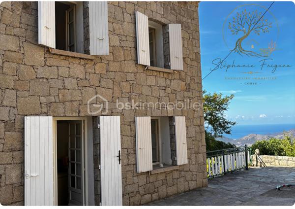 Au cœur du charmant village d’Appieto, cette demeure de caractère mitoyenne d’un côté séduit par son authenticité, son cachet et son atmosphère chaleureuse.
Extrêmement bien entretenue, cette maison offre de beaux volumes répartis sur quatre niveaux, ainsi qu’une remarquable vue sur le golfe d’Ajaccio et le golfe de Lava.
La maison se compose de quatre chambres, d’un salon avec cheminée, d’une cuisine dinatoire, et bénéficie notamment de parquets au sol qui participent pleinement à son charme.
Un terrain de 365 m², véritable atout en cœur de village, permet d’envisager la création d’un agréable espace extérieur : terrasse, jardin paysager, espace détente ou encore installation d’un spa, selon les envies.
La maison dispose également de la climatisation réversible ainsi que de l’ensemble des équipements nécessaires au confort quotidien.
Une propriété pleine de charme et de caractère, parfaitement entretenue, offrant un cadre de vie privilégié à proximité immédiate d’Ajaccio et bénéficiant d’un panorama exceptionnel sur les deux golfes.