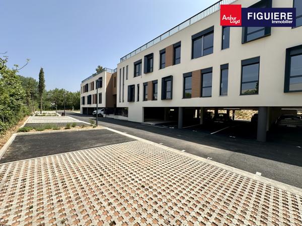 IMMEUBLE NEUF DE STANDING AVEC VISIBILITÉ ET PARKING