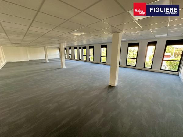 IMMEUBLE NEUF DE STANDING AVEC VISIBILITÉ ET PARKING