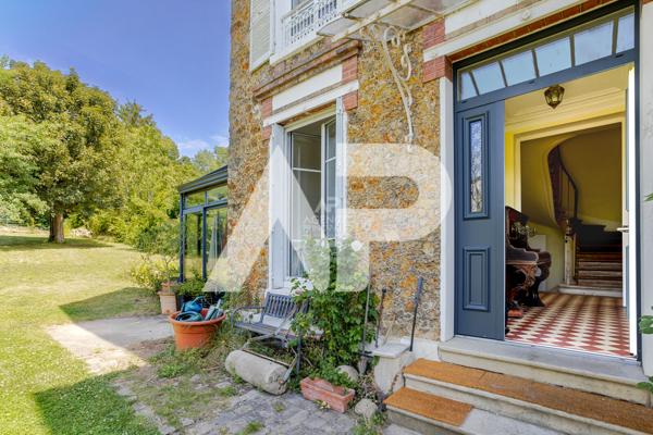 BRANCAS - Maison de caractère au coeur de la Rive Droite 1 850 000 € **  - Référence  682-S