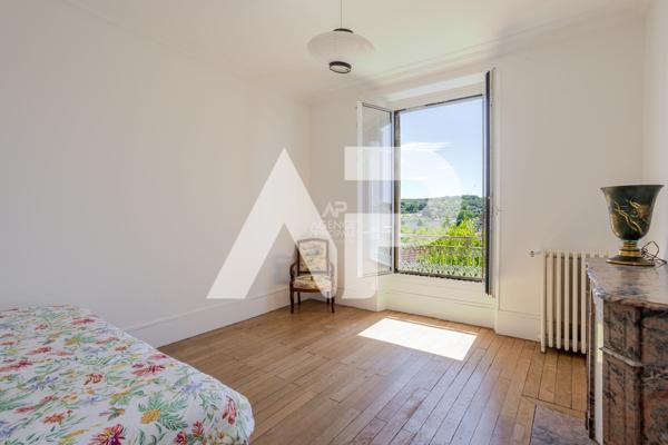BRANCAS - Maison de caractère au coeur de la Rive Droite 1 850 000 € **  - Référence  682-S