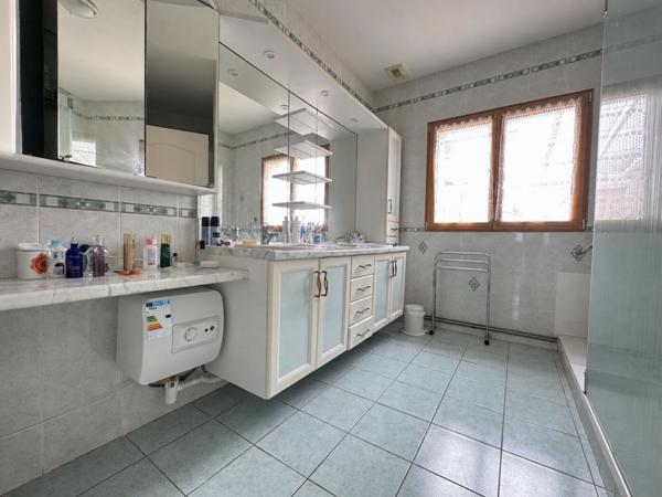 Maison familiale à Saint-Jean-De-Linières _192.4 m2 _