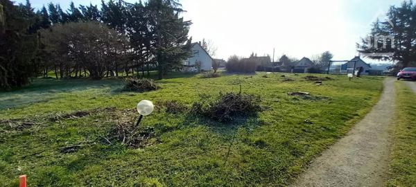 Nous vous proposons à la vente ce terrain de 913m² situé à Vineuil (5 minutes sud de Blois).