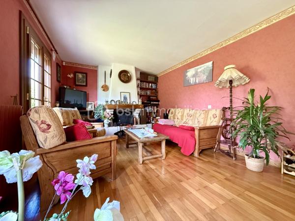 *** NOUVEAUTE ***  

Sur la commune de Salouël, dans un quartier résidentiel recherché pour sa tranquillité, je vous propose en exclusivité cette maison individuelle en totale autonomie.

Construite dans les années 70 sur une parcelle d'environ 700m2, cette maison de plain pied de 110m2 vous offre une proximité immédiate avec les commodités , le centre hospitalier, accès rocade et autoroute à quelques minutes.

Elle se compose d'une entrée avec placard, un beau séjour baigné de lumière avec sa cheminée, une cuisine séparée (récente) équipée et aménagée.
Une belle véranda idéalement exposée pour profiter pleinement de la vue sur le jardin été comme hiver.

Un dégagement, une salle d'eau, un wc indépendant, deux chambres de 11 et 13m2 avec placards.

La maison dispose d'un garage avec un espace buanderie sur l'arrière.

La maison est actuellement chauffée au fioul, ce qui explique sa mauvaise notation sur le DPE, il est toutefois envisageable d'améliorer sa performance en basculant sur une pompe à chaleur air / eau , le système de chauffage centrale est déjà en place.

L'installation d'un ballon eau chaude sanitaire dédié permettrait également d'optimiser les besoins sanitaire et de la cuisine.

Pour plus d'information je vous invite à me contacter par téléphone au 06 - 72 - 72 - 36 - 54.
