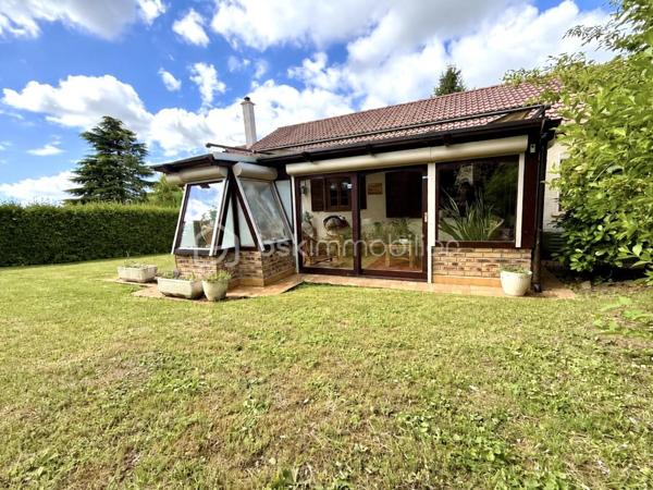 *** NOUVEAUTE ***  

Sur la commune de Salouël, dans un quartier résidentiel recherché pour sa tranquillité, je vous propose en exclusivité cette maison individuelle en totale autonomie.

Construite dans les années 70 sur une parcelle d'environ 700m2, cette maison de plain pied de 110m2 vous offre une proximité immédiate avec les commodités , le centre hospitalier, accès rocade et autoroute à quelques minutes.

Elle se compose d'une entrée avec placard, un beau séjour baigné de lumière avec sa cheminée, une cuisine séparée (récente) équipée et aménagée.
Une belle véranda idéalement exposée pour profiter pleinement de la vue sur le jardin été comme hiver.

Un dégagement, une salle d'eau, un wc indépendant, deux chambres de 11 et 13m2 avec placards.

La maison dispose d'un garage avec un espace buanderie sur l'arrière.

La maison est actuellement chauffée au fioul, ce qui explique sa mauvaise notation sur le DPE, il est toutefois envisageable d'améliorer sa performance en basculant sur une pompe à chaleur air / eau , le système de chauffage centrale est déjà en place.

L'installation d'un ballon eau chaude sanitaire dédié permettrait également d'optimiser les besoins sanitaire et de la cuisine.

Pour plus d'information je vous invite à me contacter par téléphone au 06 - 72 - 72 - 36 - 54.