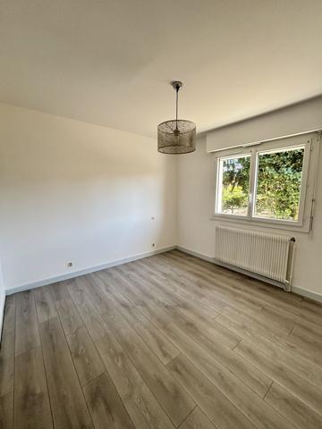Maison avec garage et jardin