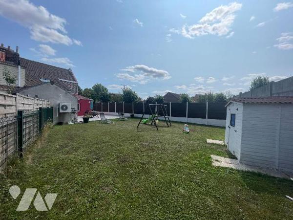 A 5 minutes de la gare, découvrez cette très belle maison flamande semi-individuelle bâtie sur ...