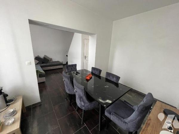 A 5 minutes de la gare, découvrez cette très belle maison flamande semi-individuelle bâtie sur ...