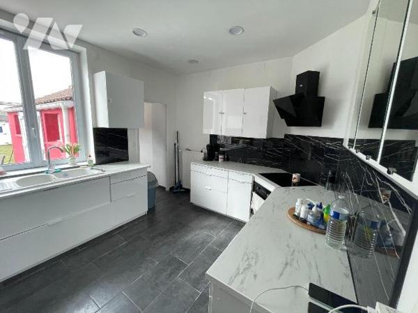 A 5 minutes de la gare, découvrez cette très belle maison flamande semi-individuelle bâtie sur ...