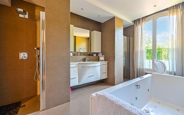 Maison à vendre    6 pièces • 300 m2 Saint-Maurice