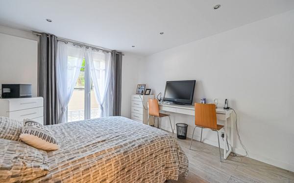 Maison à vendre    6 pièces • 300 m2 Saint-Maurice