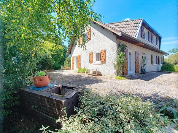 Vaste maison familiale - chambres au calme à Saint Chef sur un grand terrain paysager de 2121 m²