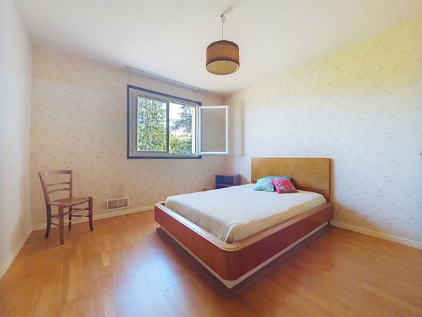 Vaste maison familiale - chambres au calme à Saint Chef sur un grand terrain paysager de 2121 m²